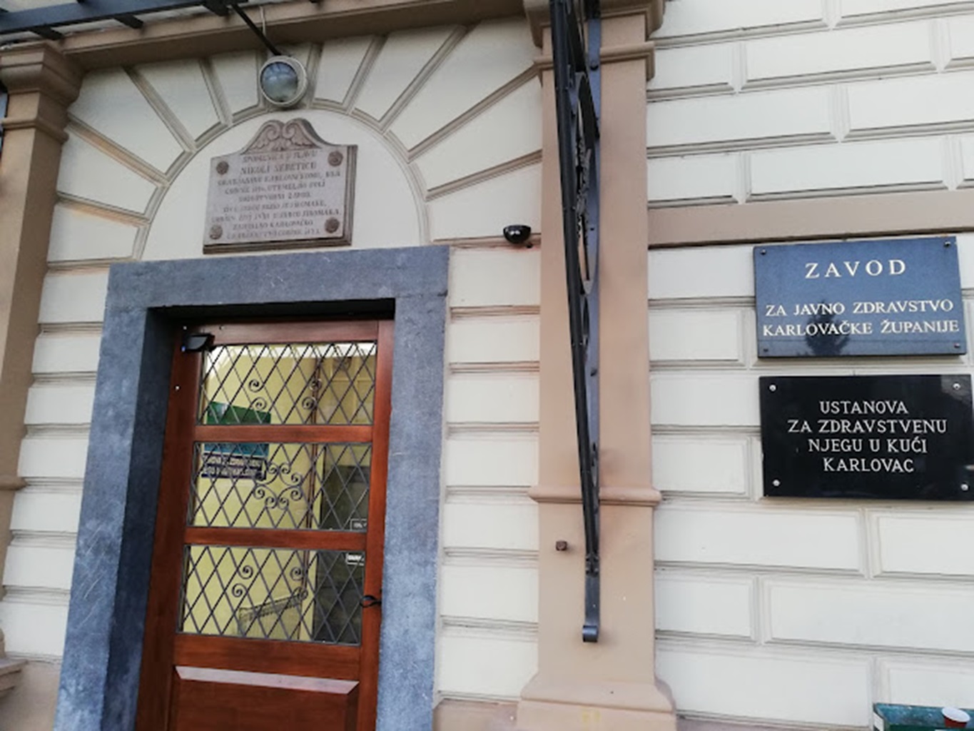Dom zdravlja Karlovac: Ravnateljica nije dobivala dodatnu plaću niti dodatak na plaću