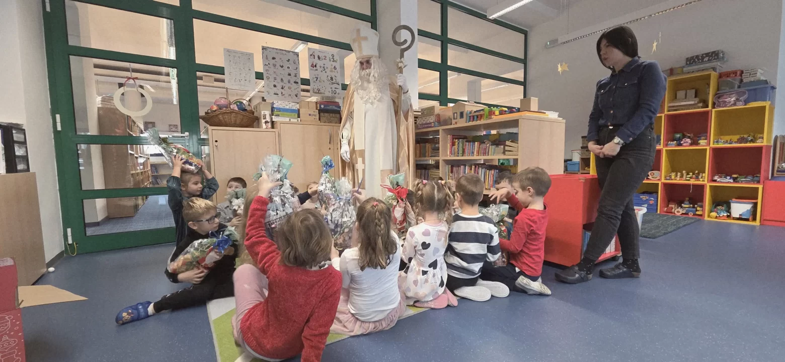 Sveti Nikola i Krampus posjetili karlovačku knjižnici, djeca dobila darove, ne i šibe