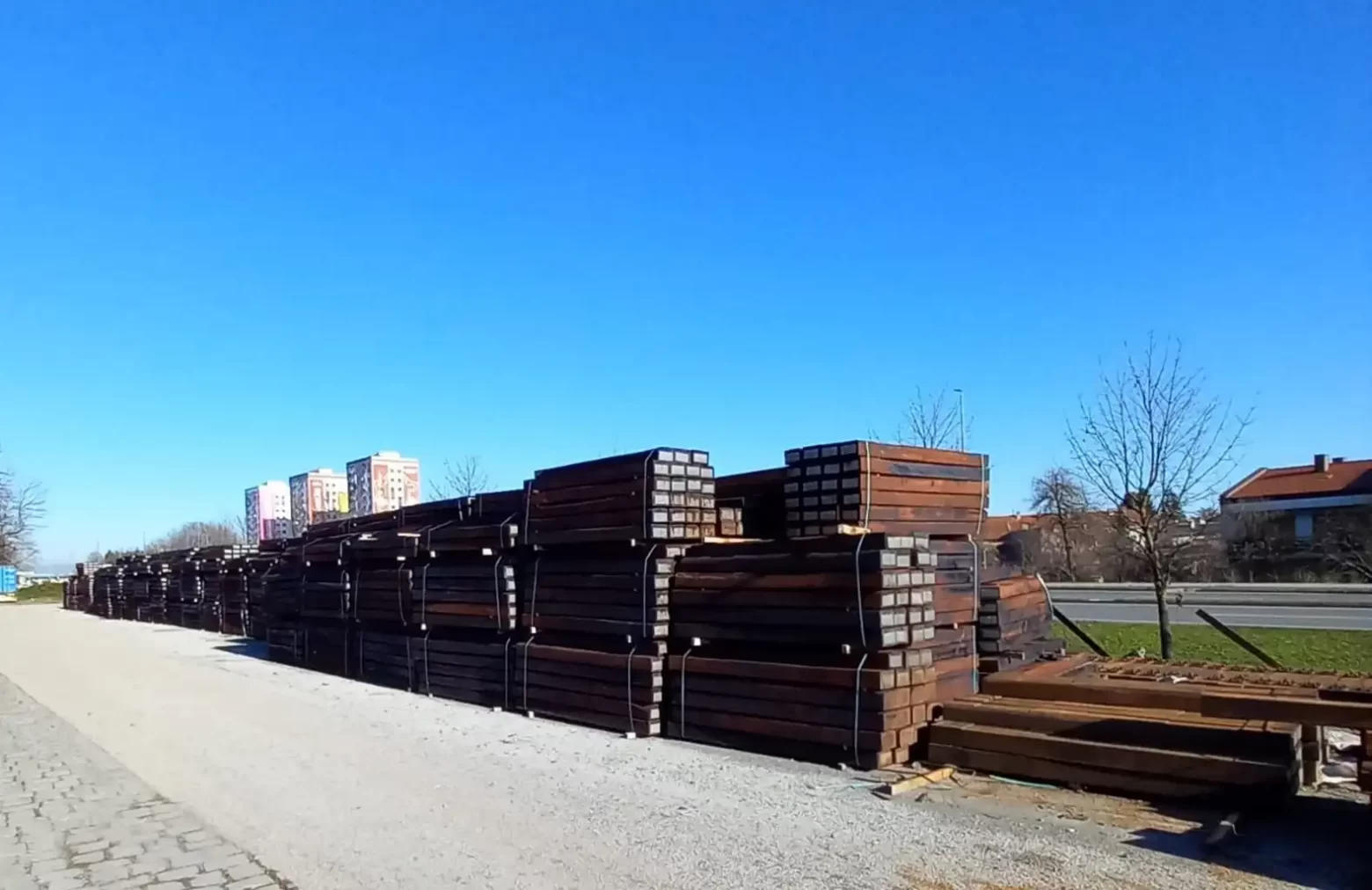 Možemo: Uskladišteni pragovi na željezničkom kolodvoru u Karlovcu prekriveni ceradom