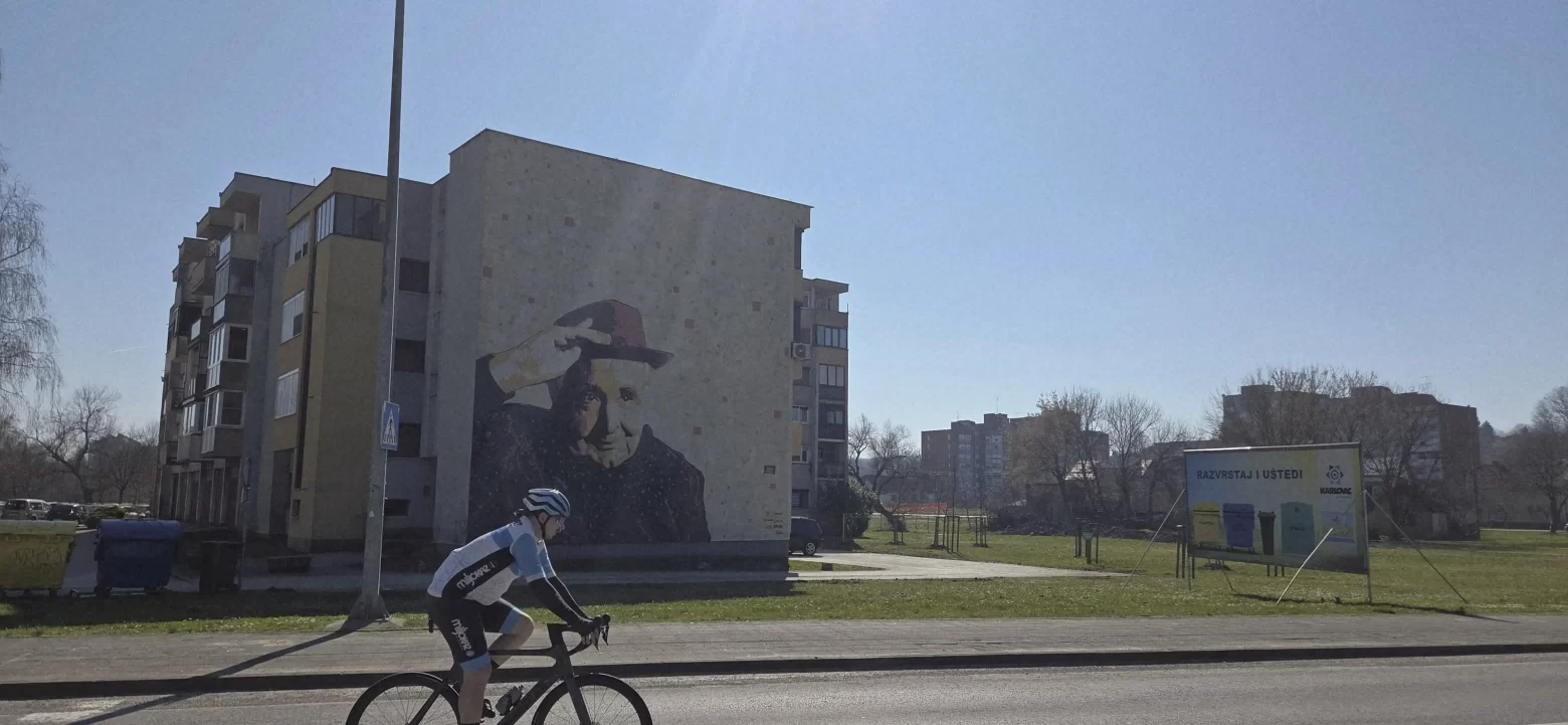 Presađen drvored koji je bio ispred murala s likom Miroslava Krleže u Karlovcu