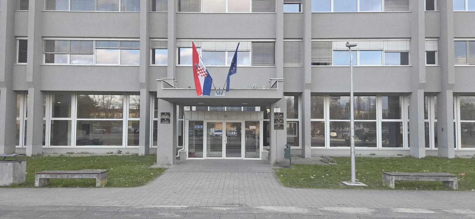 Policija sudu privela 28-godišnjaka koji je pijan prouzročio prometnu nesreću, a potom pucao