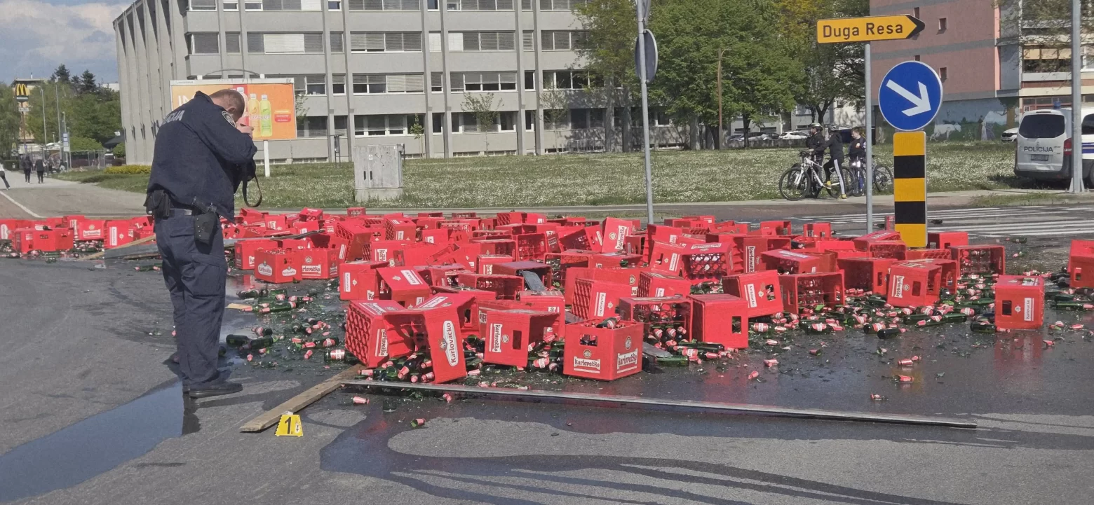 U srijedu poslijepodne u karlovačkoj četvrti Novi centar iz tegljača ispalo do stotinu kištri piva